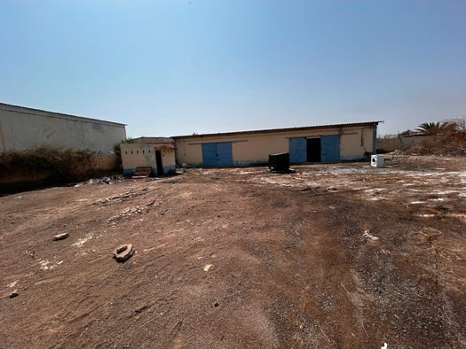 Terrain clôturé 2826 m² avec hangar 154 m² en zone industrielle Gabode