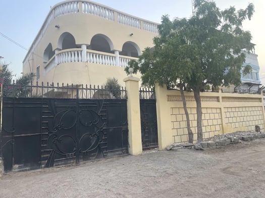 Villa F7 rénovée 6 chambres avec grand salon à Gabode 4