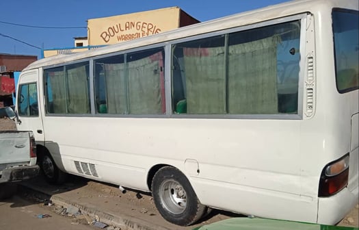 Bus Toyota Coaster en bon état