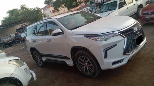 3 Voitures en excellent état à vendre : TOYOTA PRADO AUTOMATIQUe - TOYOTA FORTUNER VXR 2020 AUTOMATIQUE &/ Hyundai SANTA FE 2016 & 2020