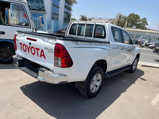 4 Voitures en excellent état à vendre : TOYOTA PRADO AUTOMATIQUe - TOYOTA FORTUNER VXR 2020 AUTOMATIQUE &/ HILUX Requin 2016 & Hyundai SANTA FE 2016