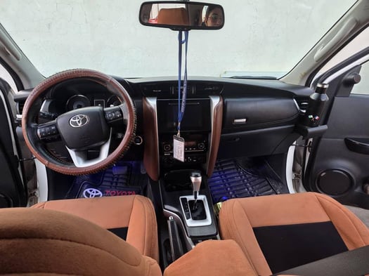 3 Voitures en excellent état à vendre : TOYOTA PRADO AUTOMATIQUe - TOYOTA FORTUNER VXR 2020 AUTOMATIQUE &/ Hyundai SANTA FE 2016 & 2020