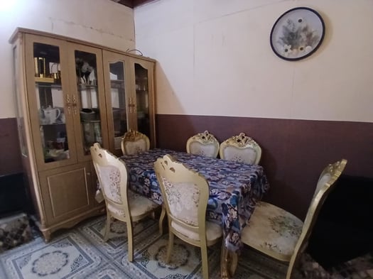 Salon en bon état, peu utilisé, avec table à manger