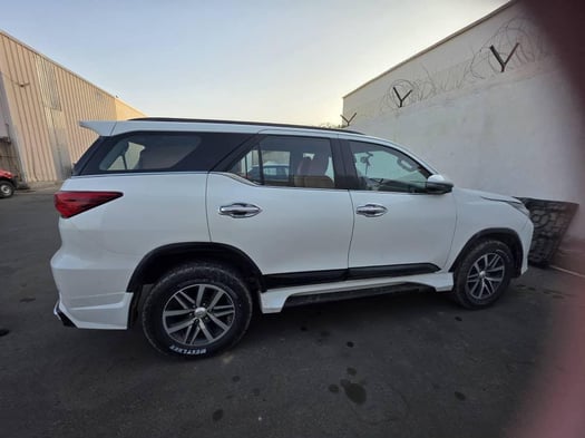 3 Voitures en excellent état à vendre : TOYOTA PRADO AUTOMATIQUe - TOYOTA FORTUNER VXR 2020 AUTOMATIQUE &/ Hyundai SANTA FE 2016 & 2020