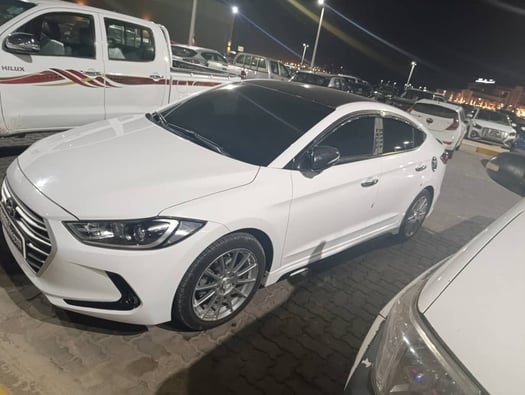 Hyundai Avante 2018 diesel blanc en très bon état