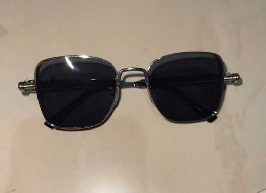 Lunettes de soleil monture argentée verres teintés foncés