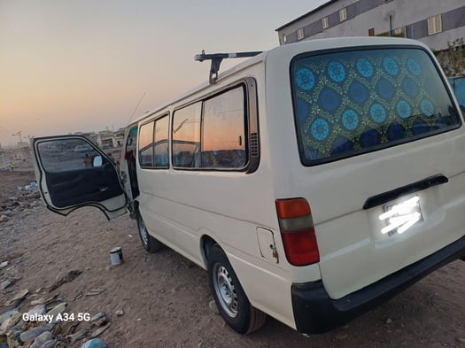 Mini bus Toyota Hiace neuf en excellent état