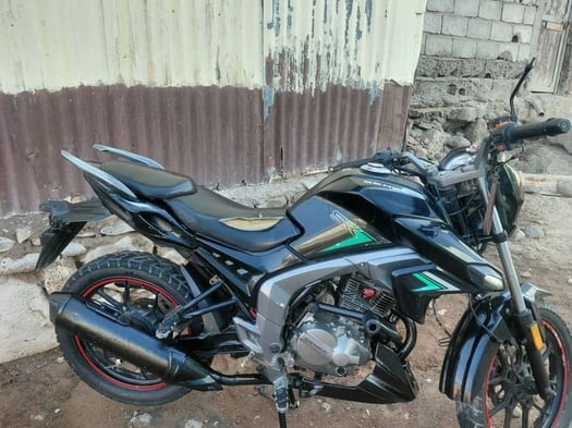 Moto Senkee Shark 200cc en bon état pour trajets courts et longs