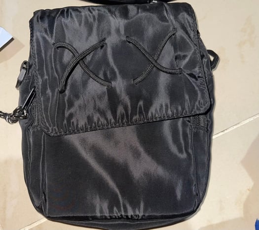 Sacoche bandoulière noire en nylon avec poches multiples