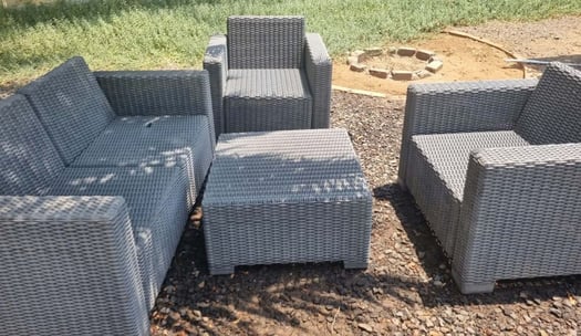 Salon de jardin avec terrasse en PVC en bon état