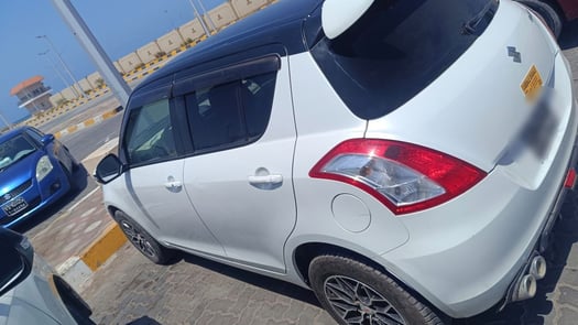 Suzuki Swift 5 portes, design bicolore, citadine urbaine