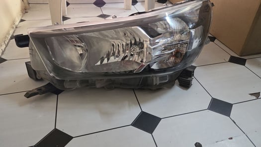 Phares avant Toyota Hilux 2021 presque neufs paire