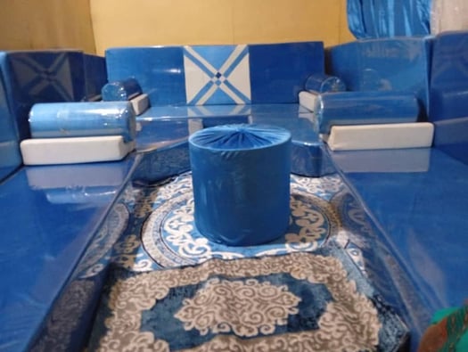 Ensemble Qaaci avec tapis et rideaux pour réception