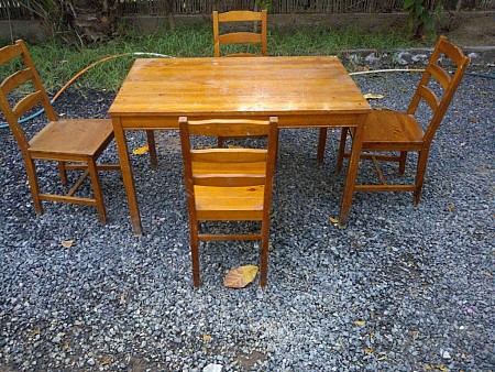 Une table & 4 chaises