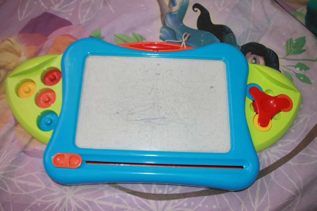 Tableau bleu pour écrire et dessiner