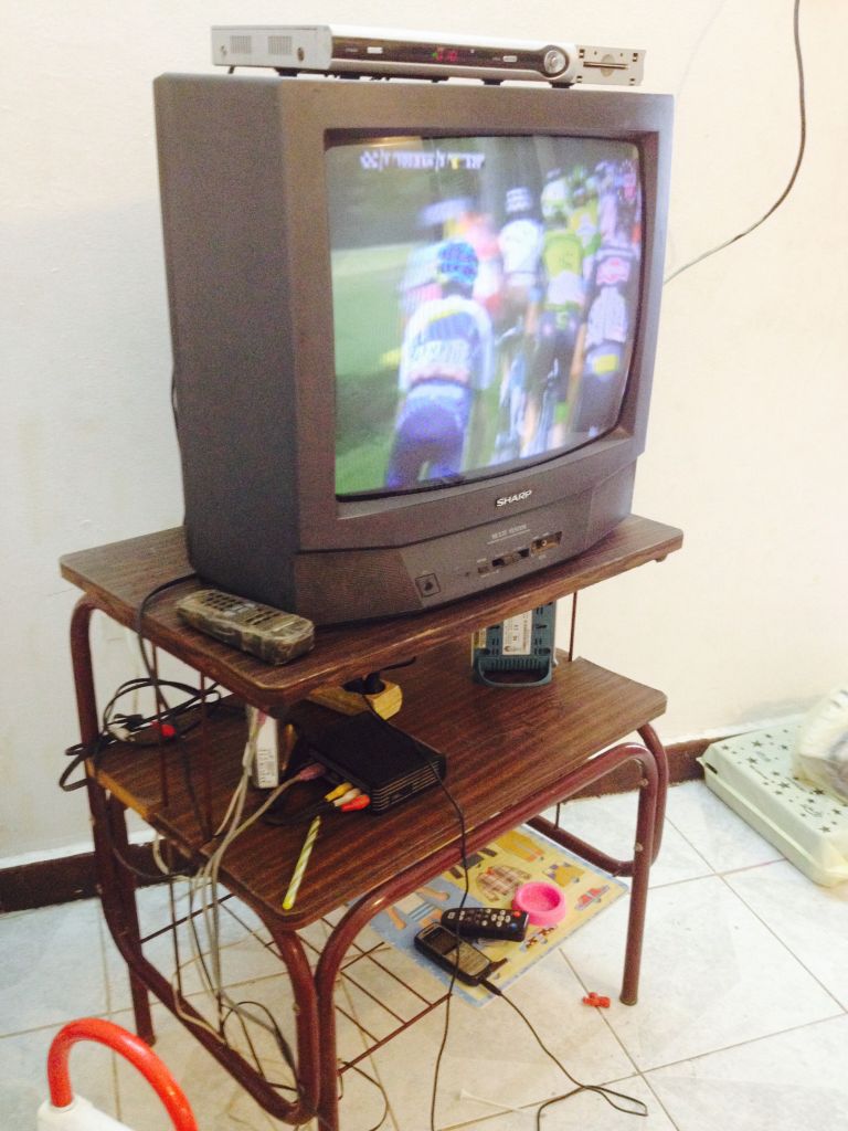 TV Sharp + table + décodeur