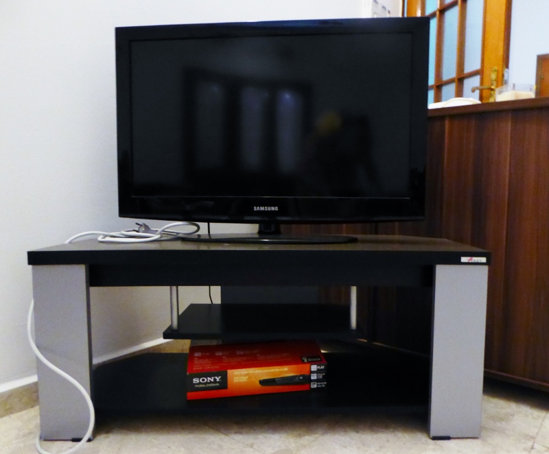 Grande télévision à écran plat et d\'une table