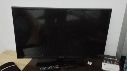 Écran plat TV HD Samsung UA32EH4003 très bon état avec banc TV!