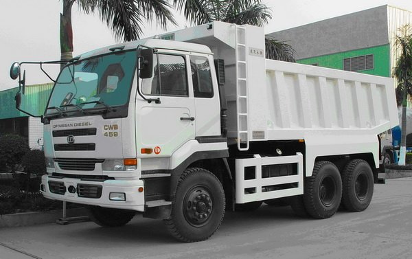 Camion Nissan CWB 459 à Djibouti