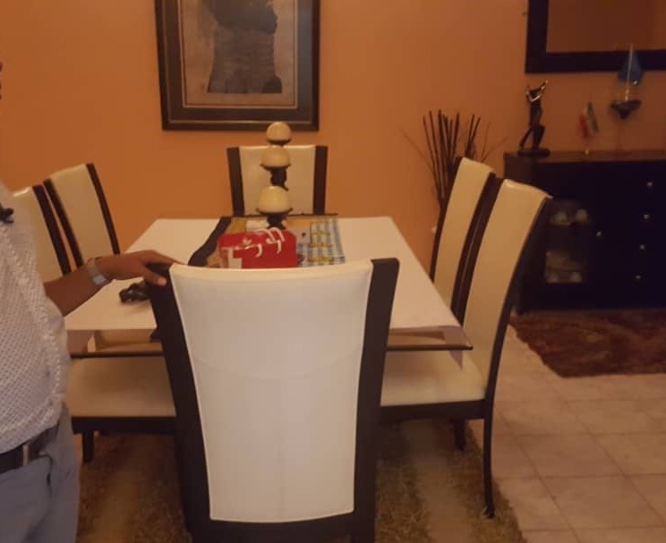 Table à manger avec 6 chaises à Djibouti