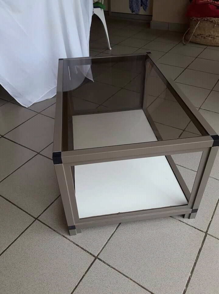 Table basse à vendre presque neuve à Djibouti