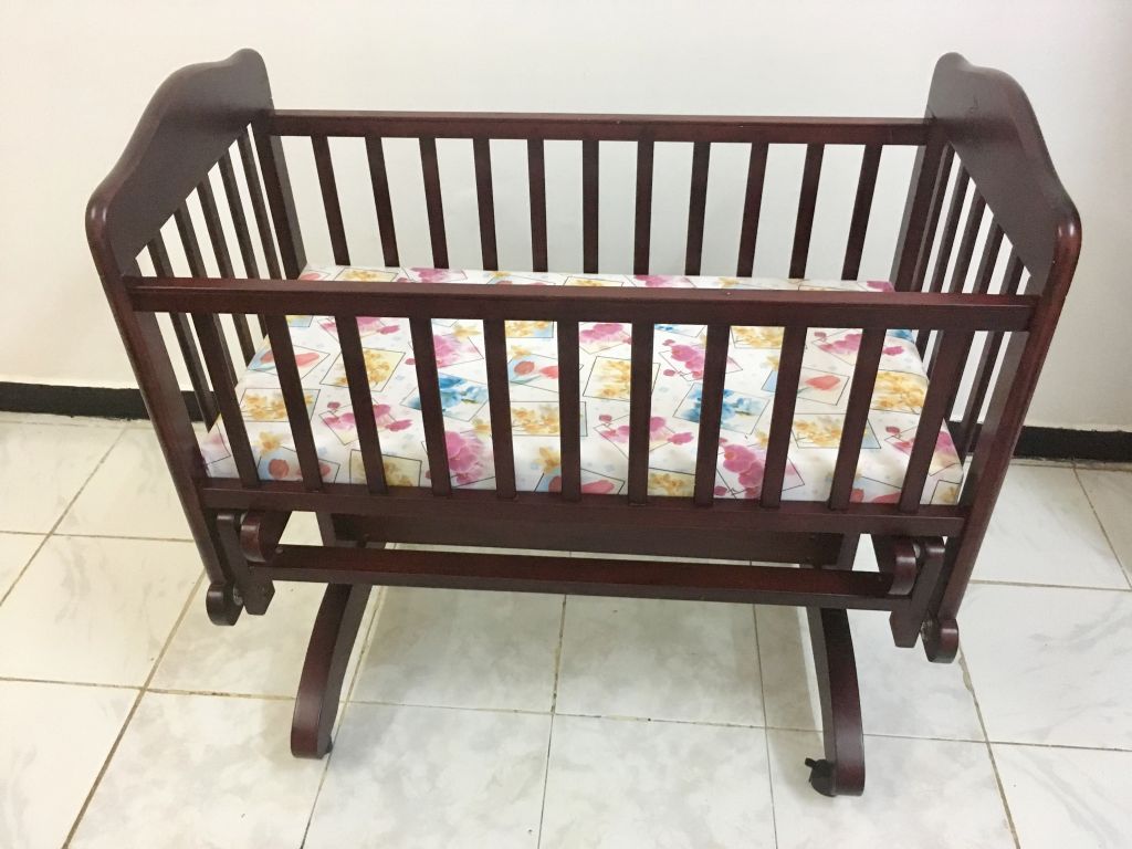 Berceau à roulettes sécurisantes en mode balancelle