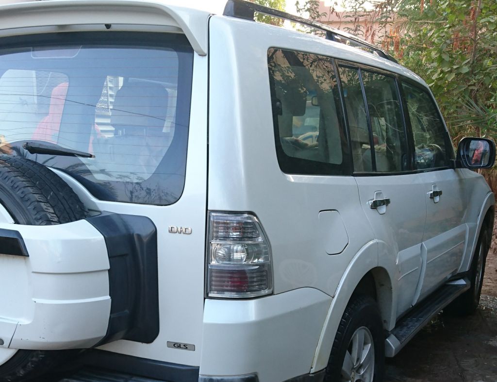 Mitsubishi Pajero blanche
