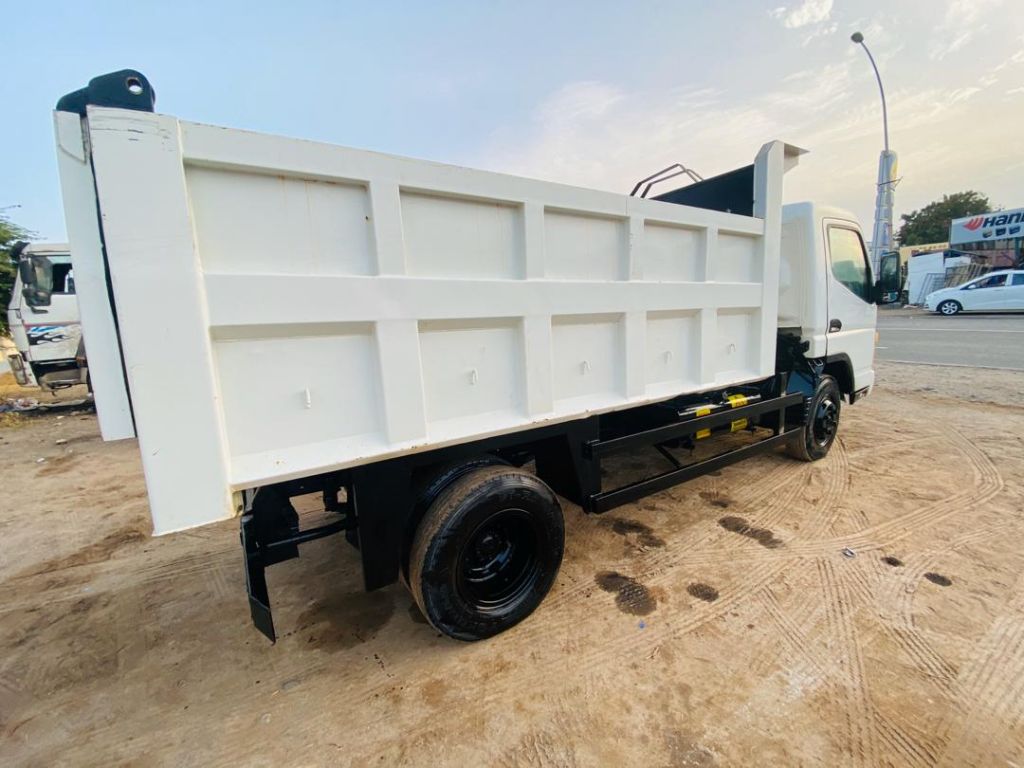 Camion à benne basculante de Marque Mitsubishi
