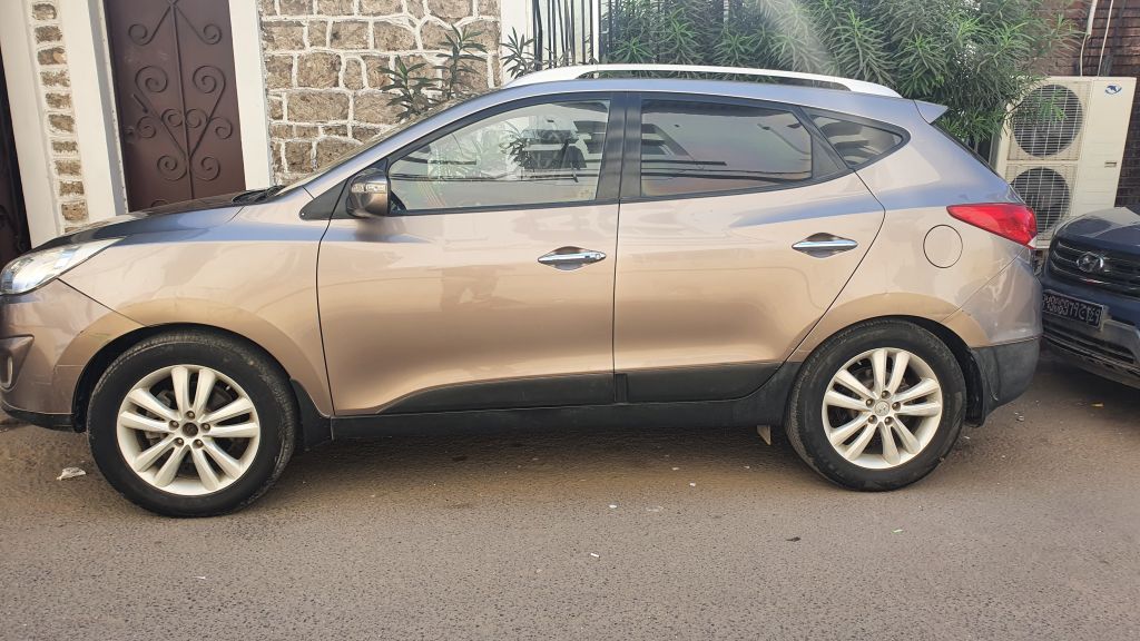 V Hyundai Tucson