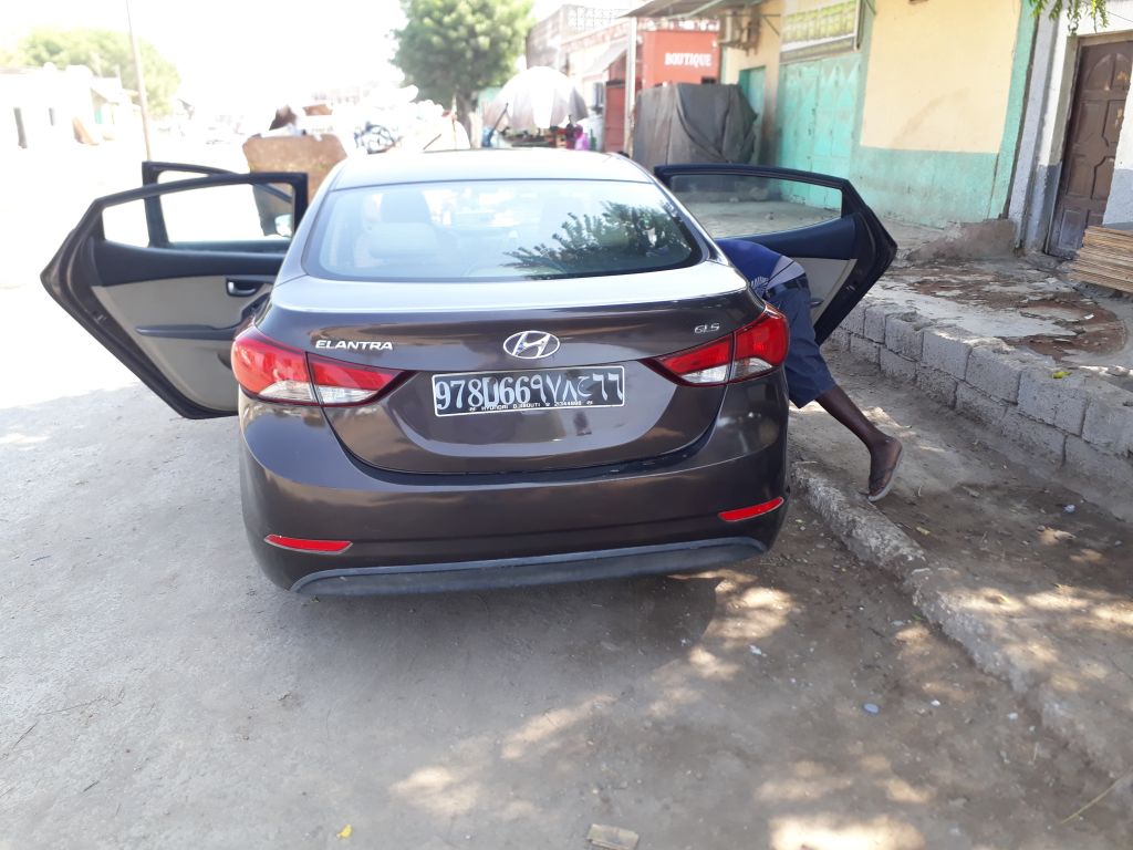 Voiture de marque hyundai ELANTRA