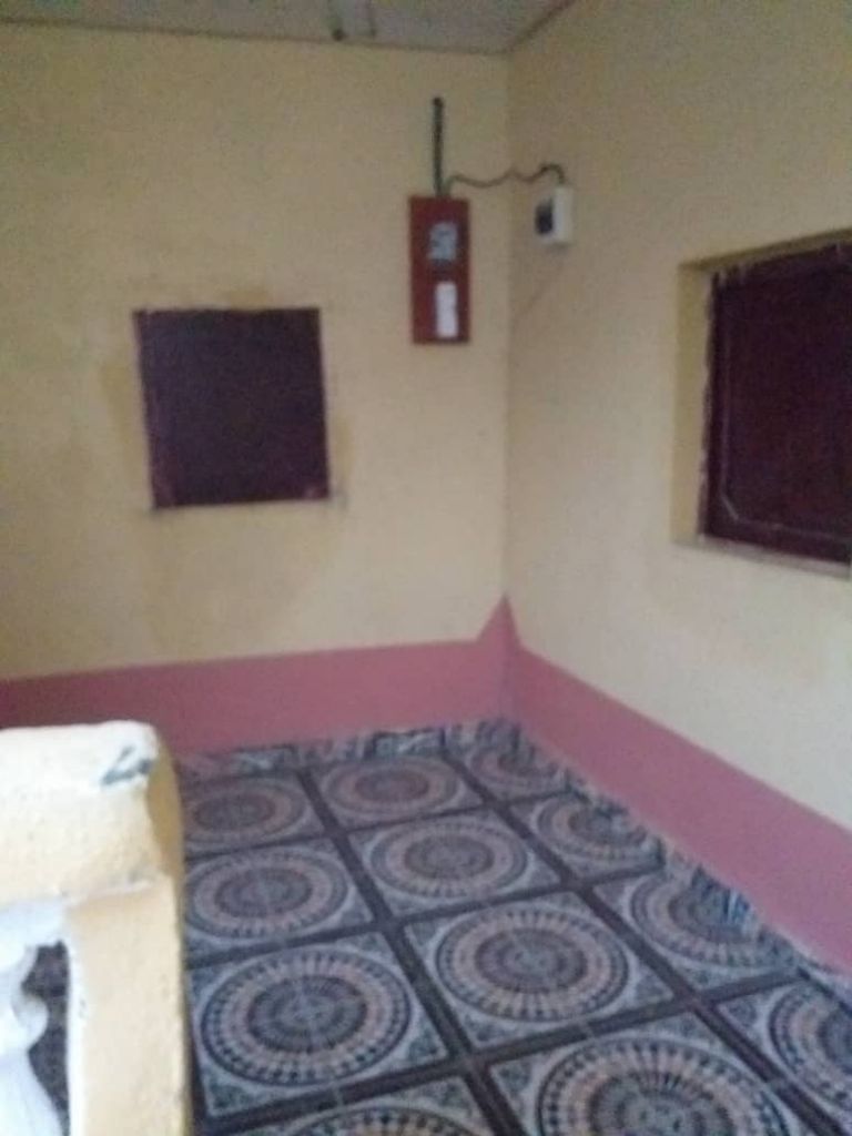 Des Maisons et des terrains à vendre.