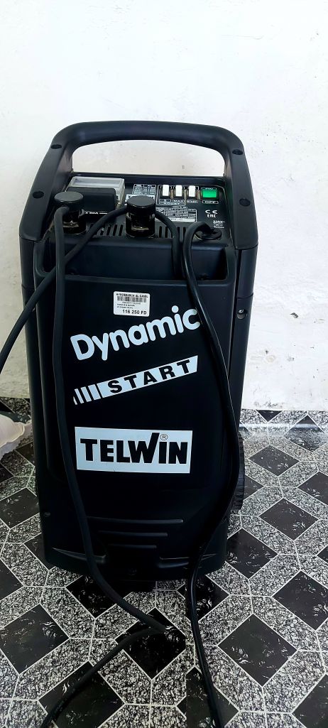 Un chargeur de batterie de voiture