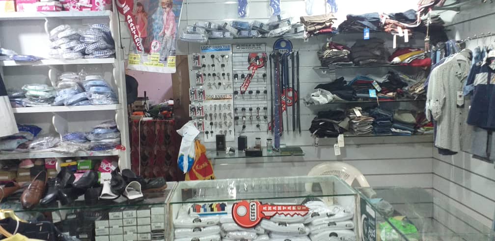 vente un grand magasin de vêtements