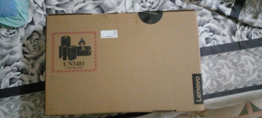 Vente d\'un pc portable Lenovo original dans son carton d\'emballage carton d\'emballage