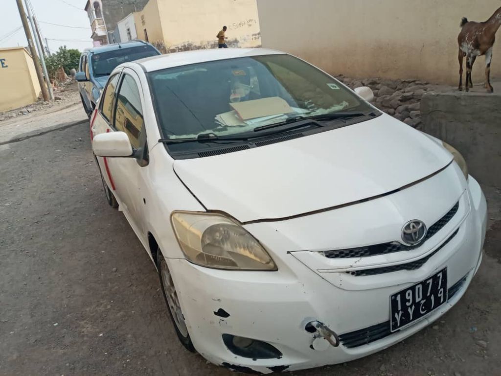 Vend vehicule toyota yaris chassis long
