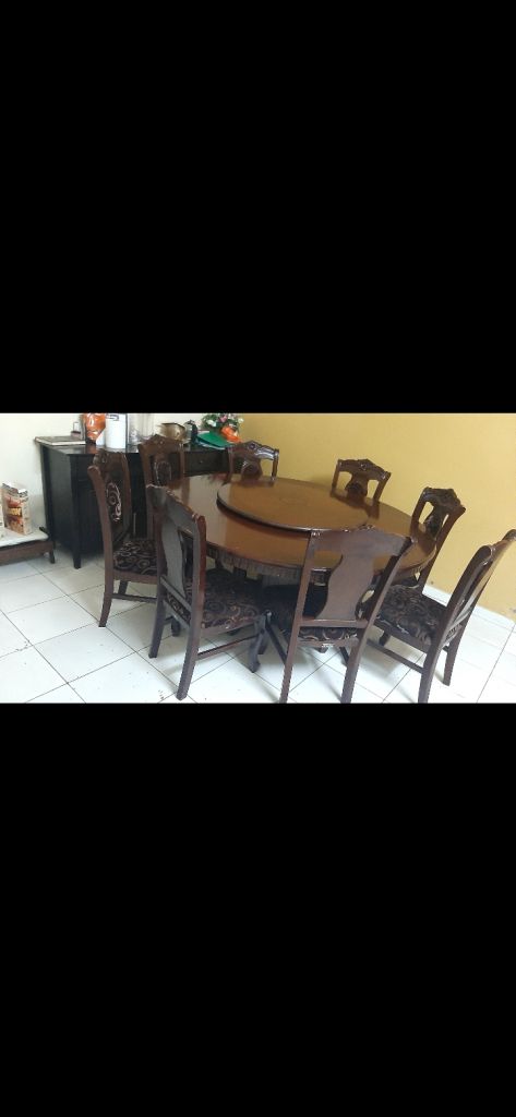 Une table à manger en bois