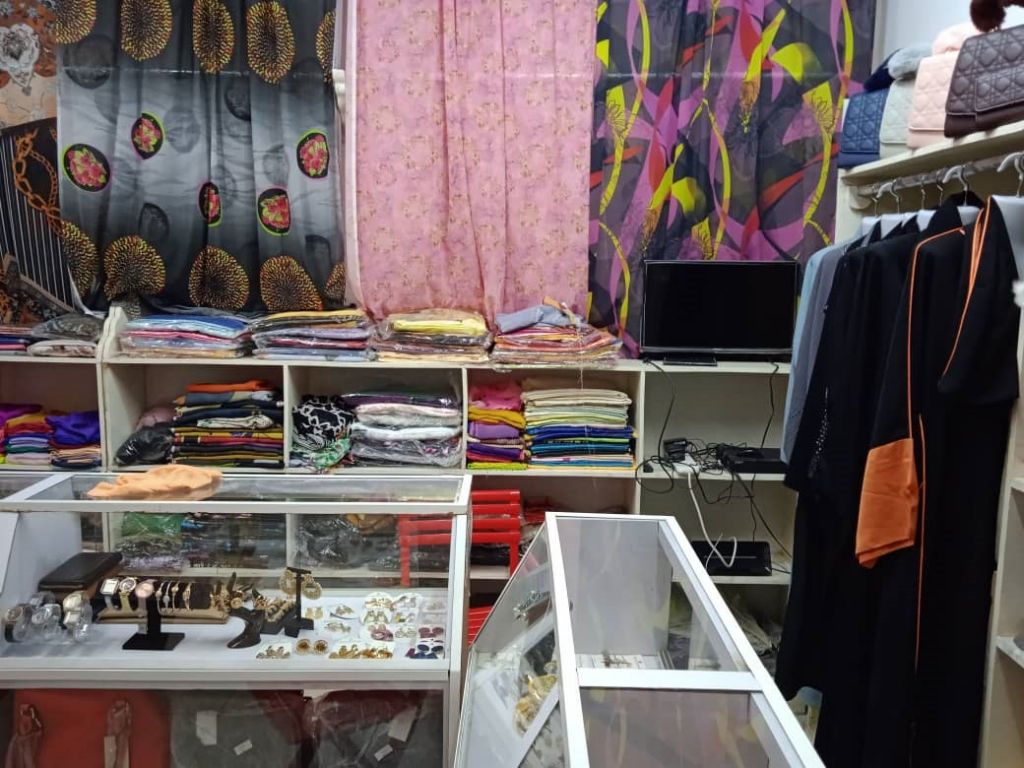 Vente boutique située au centre commercial 2 d\'Einguela