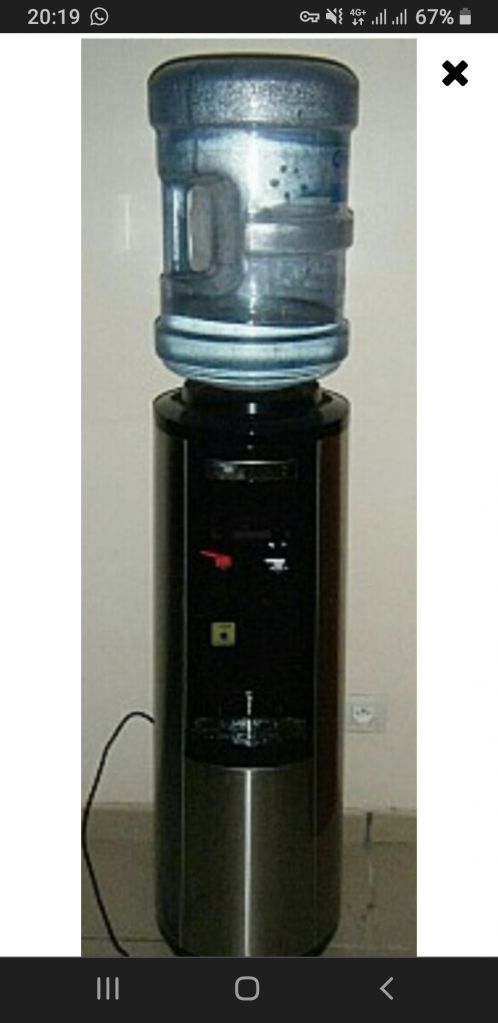 Fontaine à eau avec 4 bonbonnes d\'eau