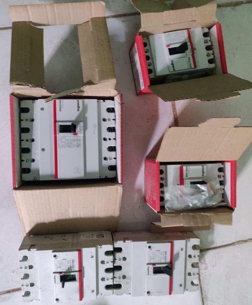 Disjoncteurs MCCB à vendre