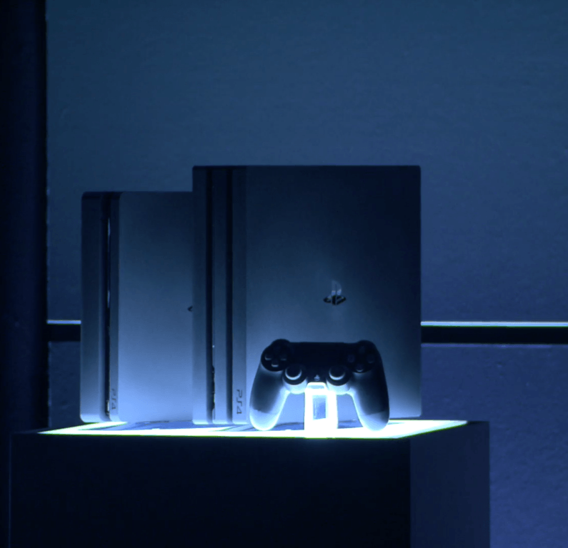 PlayStation 4 deux manettes avec 4 Jeux pré installé
