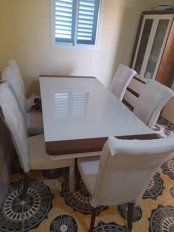 Salle à manger 6 chaises dans leur emballage et living