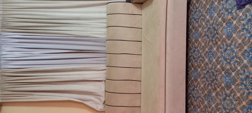 Salon + table basse et rideaux