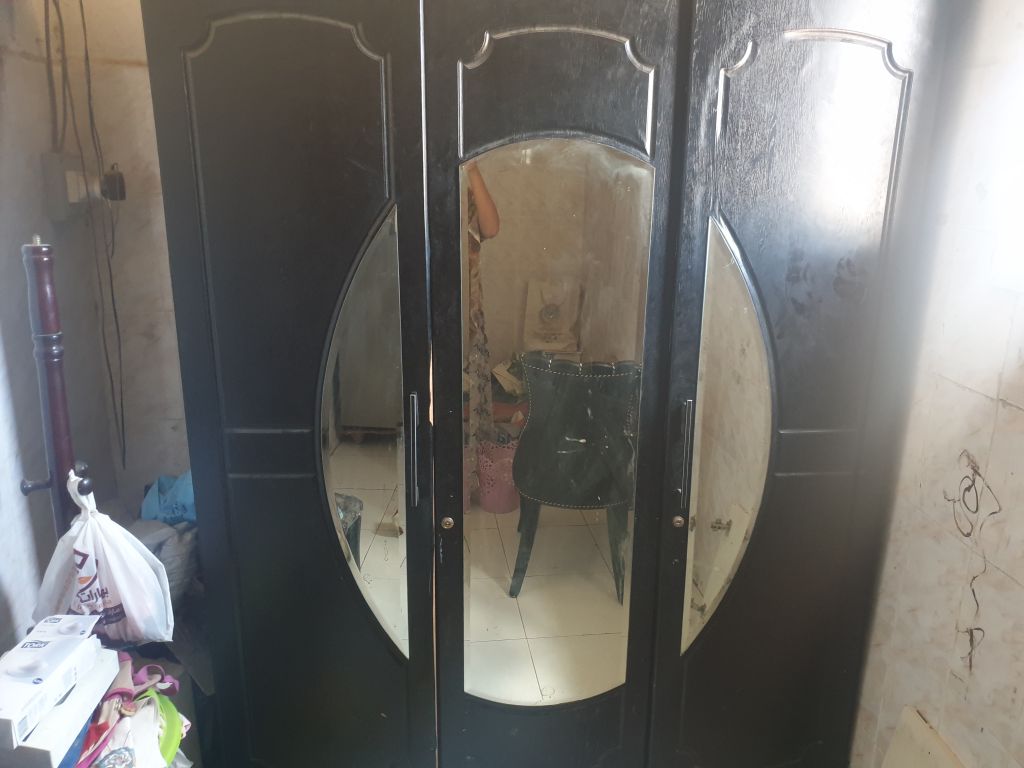 Armoire noire trois portes