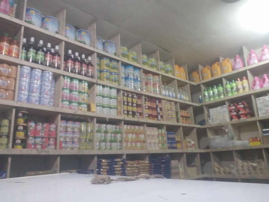 Boutique avec place de vente de légume tout neuve