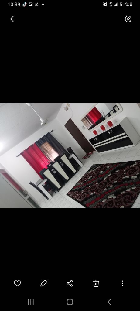 Table à manger en très bonne état.