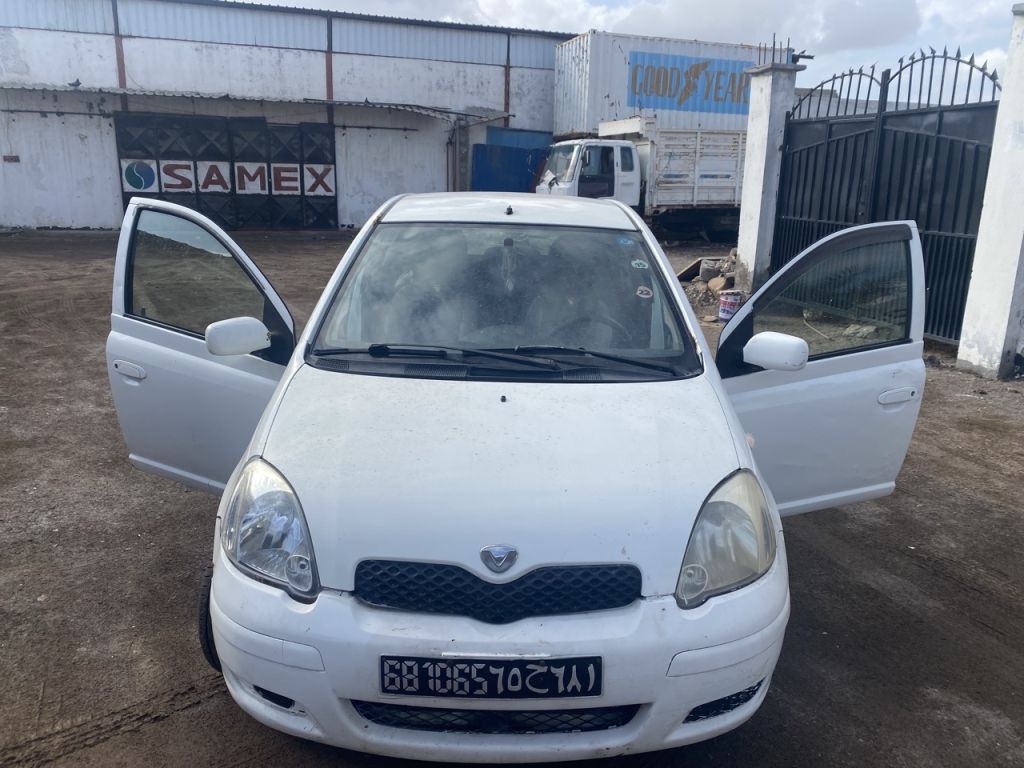 Voiture Toyota Vitz blanche
