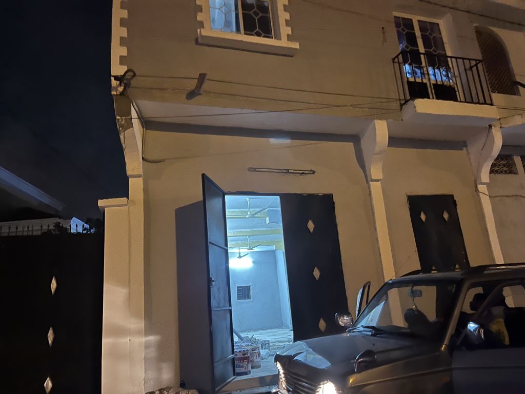 Hangar en face du Cimetière d\'Ambouli au bord de la Route Guelleh Batal.