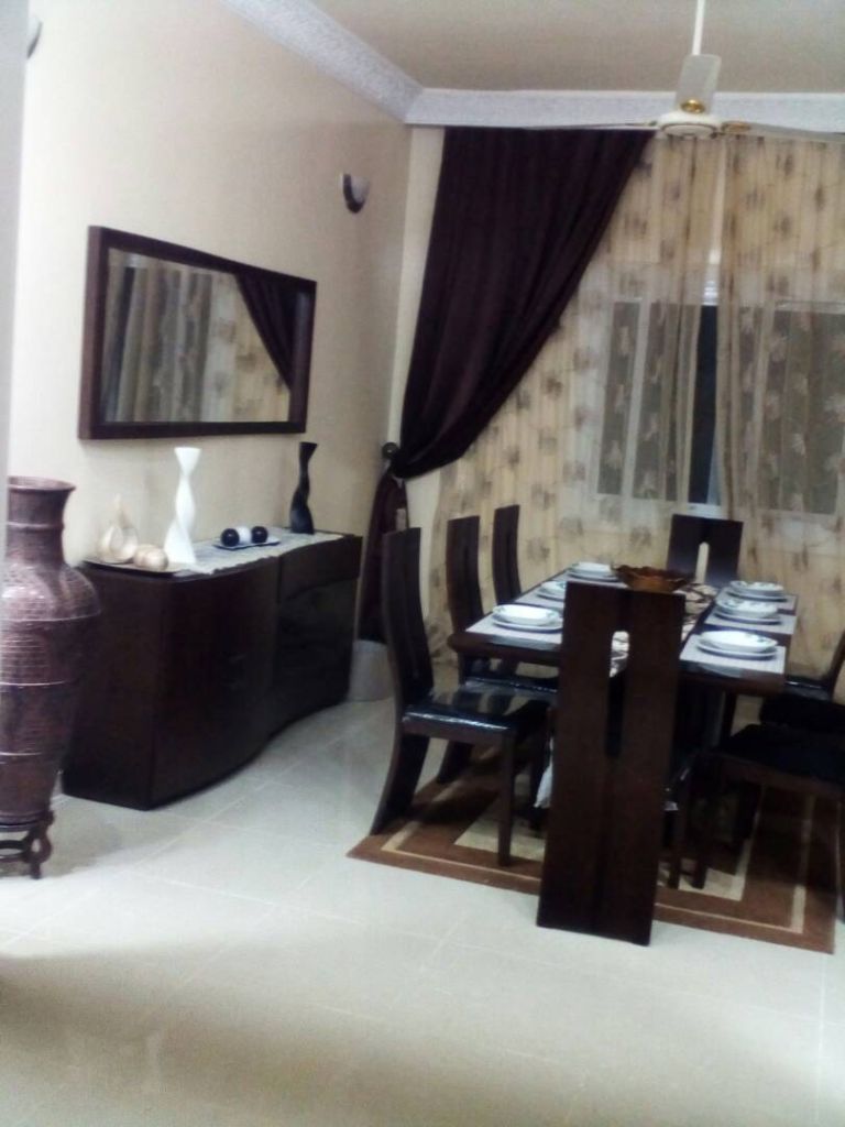 Meuble composé d\'une Table à Manger + 6 Chaises + Buffet * un Miroir.