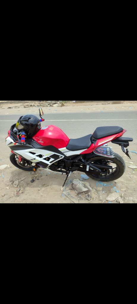 Moto (CBR rouge) toute neuve