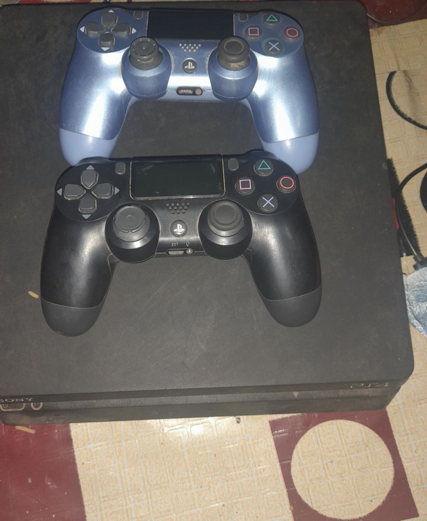 PlayStation 4 avec 2 manettes